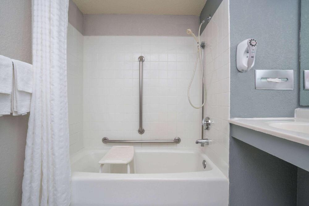 Double Room Bathtub with Grab Bars - Mobility Accessible/Non Smoking interior