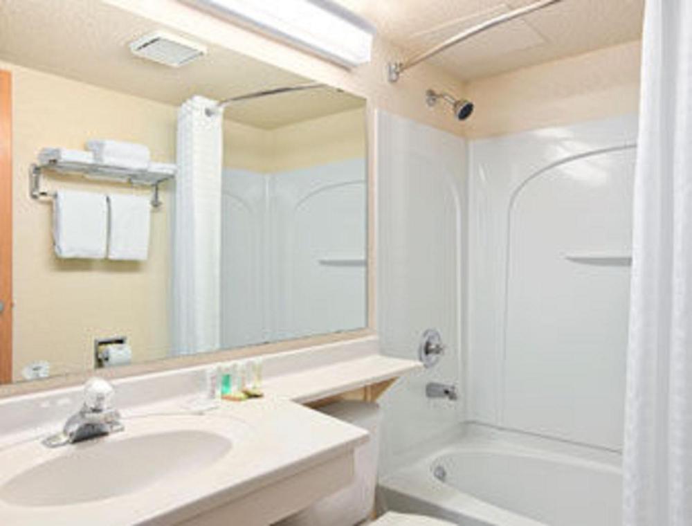Queen Room - Disability Access/Non-Smoking interior